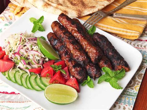  Seekh Kebabs: Ein kulinarisches Feuerwerk aus würzigen Aromen und saftigen Fleischstückchen!