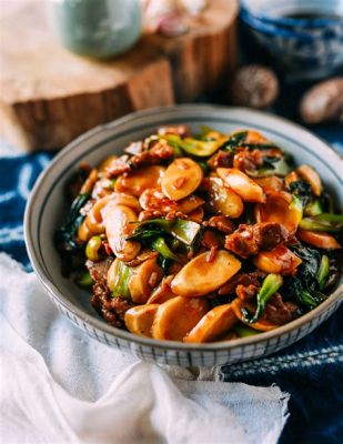  Wok-Gebratener Reiskuchen Mit Scharfen Sojasoßen - Ein Knuspriges Wunder Aus Lishui?