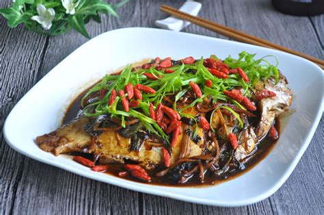  Dandong-Style Braised Fish: Was Ein Fest für die Sinne - saftig gebraten und mit scharfen Gewürzen verfeinert!