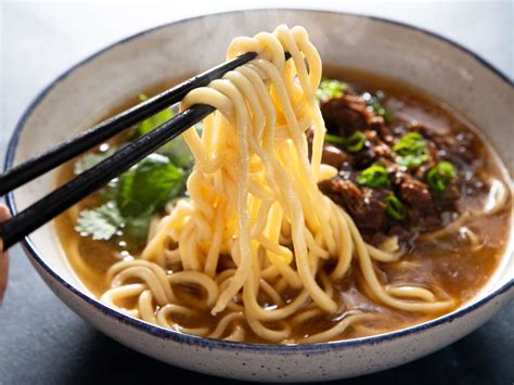  Lamian-Nudeln Mit Scharfer Chili-Sauce! Entdecke Die Wunderbare Vielseitigkeit Der Uigurischen Nudelsuppe