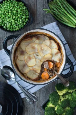  Lancashire Hotpot: Eine saftige Symphonie aus Lamm, Gemüse und cremigem Kartoffelpüree!