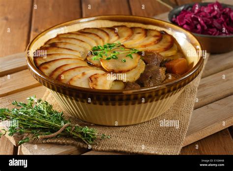  Lancashire Hotpot - Ein herzhaftes Gericht aus dem Norden Englands mit einem cremigen Kartoffelüberzug!