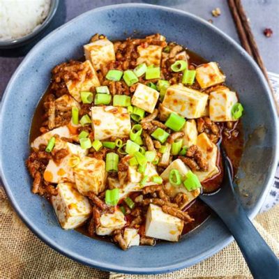  Mapo Tofu: Ein würziges Feuerwerk der Aromen trifft auf eine cremige Seide